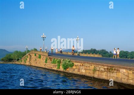 Baidi Causeway über dem Westsee, Hangzhou, Provinz Zhejiang, China Stockfoto