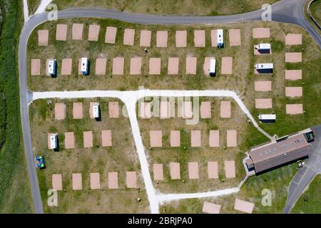 Luftaufnahme der leeren Wohnwagenstellplätze im Elie Holiday Park bei Elie in Fife. Normalerweise ist dieses Jahr zu dieser Zeit ausgelastet, ist aber aufgrund der Covid-19-Sperre geschlossen. Stockfoto