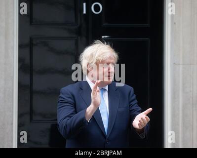 London, Großbritannien. Mai 2020. Der britische Premierminister Boris Johnson klatscht auf der Downing Street 10 für die NHS- und Sozialarbeiter. Quelle: Tommy London/Alamy Live News Stockfoto