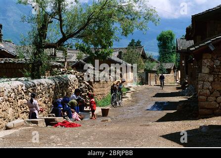 Straße mit Dorfbewohnern in einem Dorf in der Nähe von Dali, Provinz Yunnan, China Stockfoto