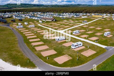 Luftaufnahme der leeren Wohnwagenstellplätze im Elie Holiday Park bei Elie in Fife. Normalerweise ist dieses Jahr zu dieser Zeit ausgelastet, ist aber aufgrund der Covid-19-Sperre geschlossen. Stockfoto