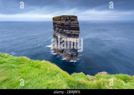 Blick auf den Meeresstack namens Dun Briste bei Downpatrick Head von den umliegenden Klippen. Ballycastle, County Mayo, Donegal, Connacht Region, Irland. Stockfoto