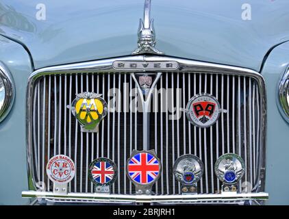 Ein Schild auf einem Rover 80 bei einer Oldtimer-Rallye in Weston-super-Mare, Großbritannien. Stockfoto