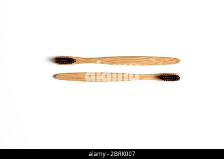 Umweltfreundliches Konzept. Zwei Bambus Zahnbürsten isoliert auf weiß Draufsicht Stockfoto