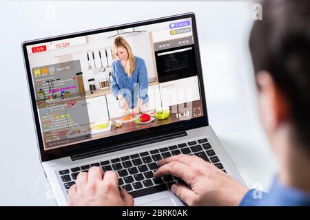 Streaming Live Cooking Internet Show Auf Laptop Stockfoto