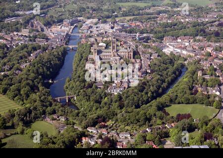 Luftaufnahme der Stadt Durham, die in einer Schleife des Flusses Wear, Grafschaft Durham positioniert wird Stockfoto