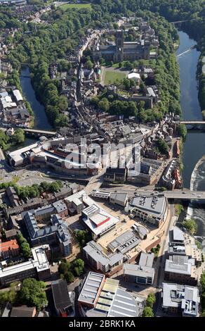 Luftaufnahme des Stadtzentrums von Durham, mit Walkergate-Geschäften, Marktplatz, Prince Bishops Shopping Centre, Durham Castle & Cathedral Stockfoto