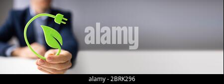 Nachhaltige Ökoenergie. Business Manager Energieeinsparung Im Büro Stockfoto