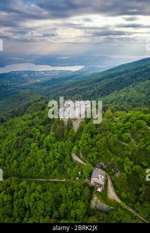 Luftaufnahme des verlassenen Grand Hotel Campo dei Fiori im Frühling. Campo dei Fiori, Varese, Parco Campo dei Fiori, Lombardei, Italien. Stockfoto