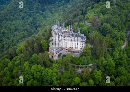 Luftaufnahme des verlassenen Grand Hotel Campo dei Fiori im Frühling. Campo dei Fiori, Varese, Parco Campo dei Fiori, Lombardei, Italien. Stockfoto