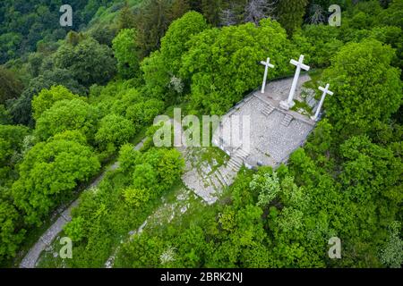 Luftaufnahme des Berges Tre Croci im Frühjahr. Campo dei Fiori, Varese, Parco Campo dei Fiori, Lombardei, Italien. Stockfoto