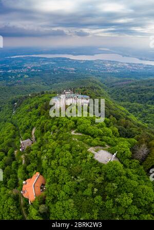 Luftaufnahme des verlassenen Grand Hotel Campo dei Fiori im Frühling. Campo dei Fiori, Varese, Parco Campo dei Fiori, Lombardei, Italien. Stockfoto