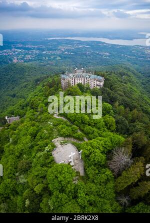 Luftaufnahme des verlassenen Grand Hotel Campo dei Fiori im Frühling. Campo dei Fiori, Varese, Parco Campo dei Fiori, Lombardei, Italien. Stockfoto