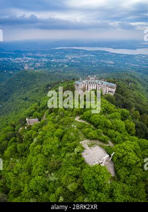 Luftaufnahme des verlassenen Grand Hotel Campo dei Fiori im Frühling. Campo dei Fiori, Varese, Parco Campo dei Fiori, Lombardei, Italien. Stockfoto