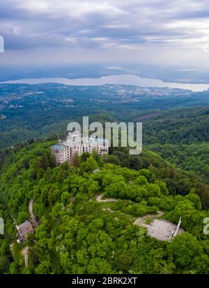 Luftaufnahme des verlassenen Grand Hotel Campo dei Fiori im Frühling. Campo dei Fiori, Varese, Parco Campo dei Fiori, Lombardei, Italien. Stockfoto