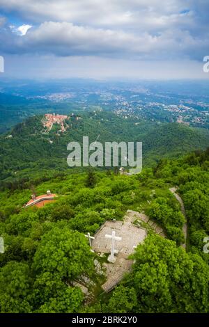 Luftaufnahme des verlassenen Grand Hotel Campo dei Fiori im Frühling. Campo dei Fiori, Varese, Parco Campo dei Fiori, Lombardei, Italien. Stockfoto