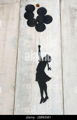 Banksy Mädchen fliegen mit Luftballons Graffiti auf der Trennwand, Palästina Stockfoto