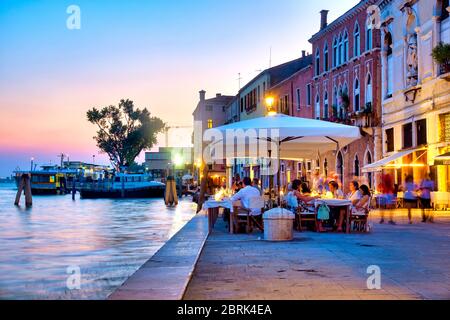 Sonnenuntergang über der Fondamenta delle Zattere und dem Canale della Giudecca, Venedig, italien Stockfoto