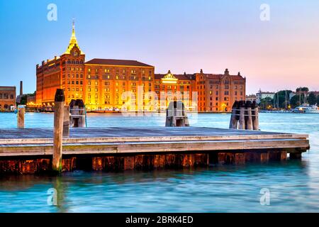 Blick auf den Molino Stucky vom Giudecca Kanal, Venedig, Italien Stockfoto