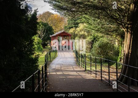 Pfad zur Schweizer Brücke, Birkenhead Park. Erbaut 1847 und kürzlich renoviert im Jahr 2015. Stockfoto