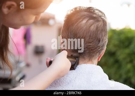 Familienmitglied schneidet zu Hause mans Haare Stockfoto