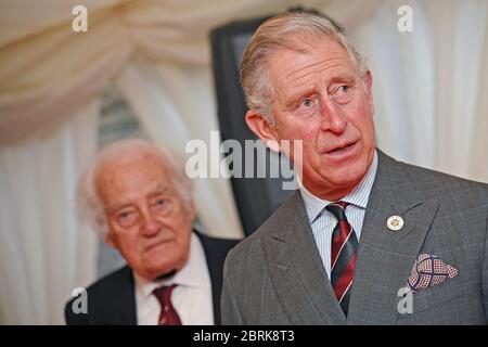 Prinz Charles, besucht die Abergavenny Chronik 13. 0f Dezember 2013, wo er eine Tafel mit Zeitungsbesitzer Sir Ray Tindle entschälte. Abergaveny, Mo Stockfoto