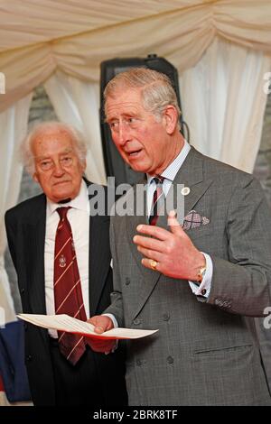 Prinz Charles, besucht die Abergavenny Chronik 13. 0f Dezember 2013, wo er eine Tafel mit Zeitungsbesitzer Sir Ray Tindle entschälte. Abergaveny, Mo Stockfoto