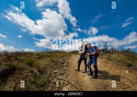 Schönes Panorama mit männlichen Touristen mit Trekking-Tour in polnischen Bergen Beskiden auf dem Weg nach Rysianka durch Romanka und Kotarnica duri genommen Stockfoto