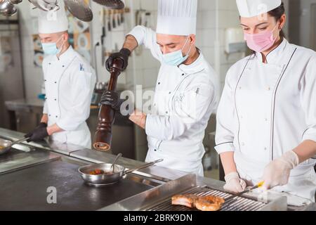 Team von Köchen kocht in einem Restaurant Stockfoto