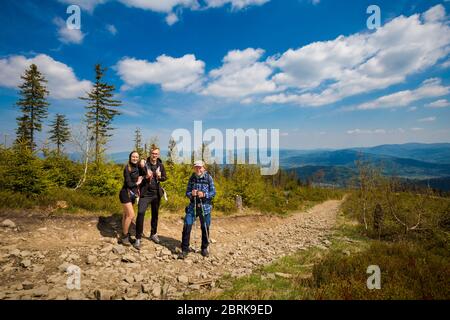 Schönes Panorama mit Touristen Familie mit Trekking-Reise in polnischen Bergen Beskiden auf dem Weg nach Rysianka durch Romanka und Kotarnica du genommen Stockfoto