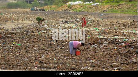 Meeresverschmutzung: Müll im Meer in der Nähe von Sri Lanka Colombo gedumpten. Frauen sammelt Kunststoff Dinge in einen Haufen Müll durch die Brandung vom Meer gebracht Stockfoto