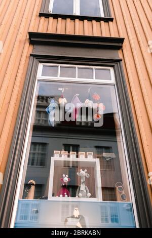 Blick auf ein Puppenhaus Fenster, voll von alten, staubigen Spielzeug. Kinderheiten. Stockfoto