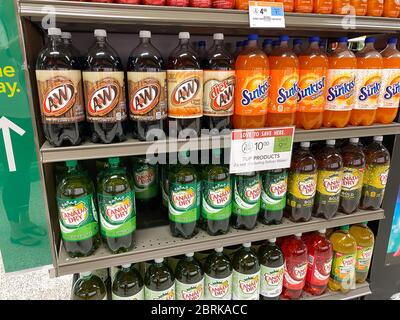 Orlando, FL/USA - 4/5/20: Eine Ausstellung von 7Up Produkten einschließlich A&W Root Beer, Sunkist, Canada Dry Ginger Ale in einem Publix Lebensmittelgeschäft. Stockfoto