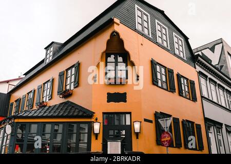 Orange, Terrakotta altes Haus Café in der Altstadt von island reykyavik. Kleiner Balkon mit Blumentöpfen Stockfoto