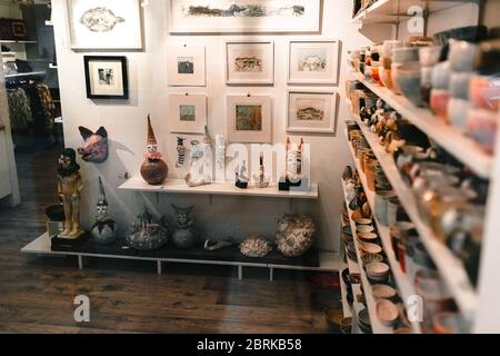 Blick auf ein Souvenir Art ctaft Schaufenster in der Altstadt von island reykyavik Stockfoto