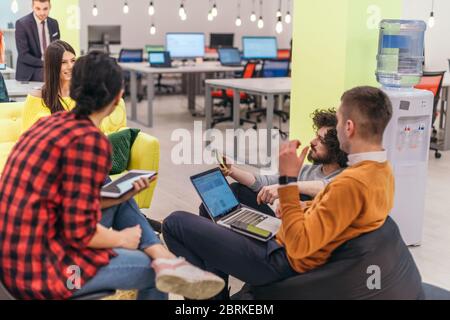 Multiethnische Gruppe von Mitarbeitern, die in einem google-umweltunternehmen arbeiten. Gruppe von Kollegen, die an einem Projekt in modernen Büros arbeiten Stockfoto