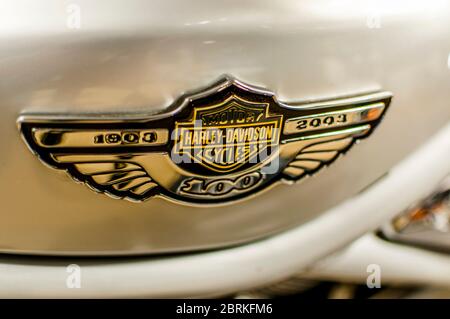 Harley Davidson Motorräder 100 Jahre Jubiläum Abzeichen in Chrom und Gold. Stockfoto