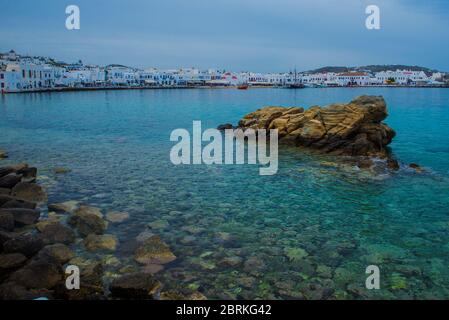 Blick auf die berühmte malerische kleine Venedig Bucht des Mykonos Hafen auf der Insel Mykonos in den Kykladen Inseln, neben Little Venice und seinen Windmühlen Stockfoto