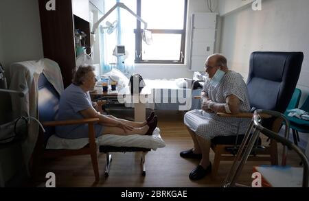 Coronavirus-Patienten George Gilbert, 85, und seine Frau Domneva Gilbert 84, während eines kurzen Besuchs, da sie in verschiedenen Bereichen behandelt werden, und beide sind Teil der TACTIC-R-Studie, in Addenbrooke's Hospital in Cambridge. Stockfoto