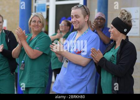 Der wöchentliche Clap für Betreuer im Southend University Hospital Essex Stockfoto