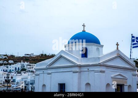 Blick auf die berühmte malerische kleine Venedig Bucht des Mykonos Hafen auf der Insel Mykonos in den Kykladen Inseln, neben Little Venice und seinen Windmühlen Stockfoto