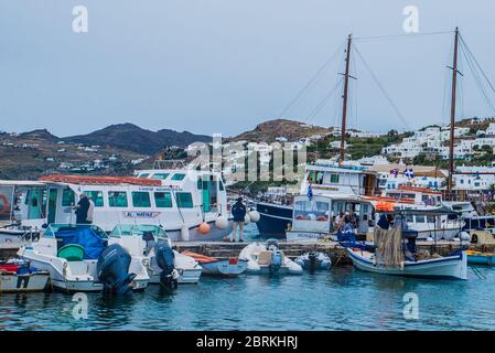 Blick auf die berühmte malerische kleine Venedig Bucht des Mykonos Hafen auf der Insel Mykonos in den Kykladen Inseln, neben Little Venice und seinen Windmühlen Stockfoto