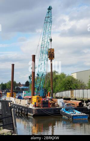 Watson & Hillhouse-Rammausrüstung und Fundamentalausrüstung montiert auf einem Lastkahn auf dem Fluss Haven in BOSTON Lincolnshire, Stockfoto