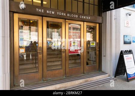New York, NY - 21. Mai 2020: Allgemeine Ansicht des Eingangs zum New York Blood Center während der COVID-19 Pandemie in der 67. Straße Stockfoto