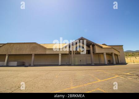 Big Box Story Mit Vernagelten Torweg Geschlossen Stockfoto
