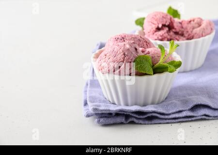 Hausgemachte Heidelbeere und schwarze Johannisbeere Eis in Schalen auf weißem Hintergrund. Nahaufnahme. Platz für Text. Stockfoto