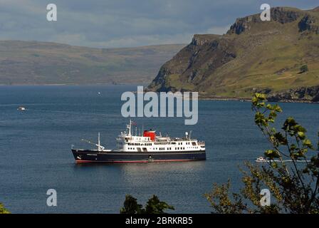 HEBRIDEN-PRINZESSIN vor Anker unter BEN TIANAVAIG in PORTREE BAY, ISLE OF SKYE, SCHOTTLAND Stockfoto