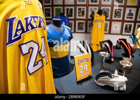 Los Angeles, USA. Mai 2020. Vor einer Auktion wird ein Trikot des verstorbenen US-Basketballspielers Kobe Bryant zusammen mit anderen sportbegeisterten Gegenständen in einem Ausstellungsraum gezeigt. Neben zwei Trikots verkauft das Auktionshaus auch Schuhe des bei einem Hubschrauberabsturz verstorbenen Sportlers sowie Medaillen aus verschiedenen Großveranstaltungen. (Zu dpa 'Bryant Memorabilia bringt mehr als 200 000 Dollar bei einer Auktion') Quelle: Maximilian Haupt/dpa/Alamy Live News Stockfoto