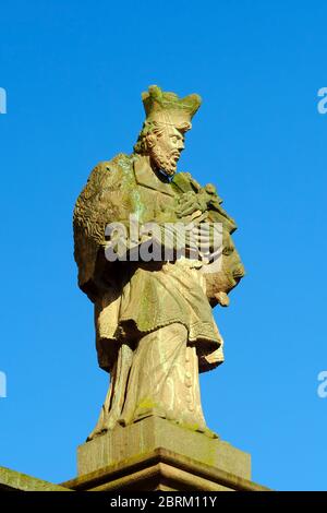 Deutschland, Hessen,Seligenstadt,Nepomuk-Statue an der Hans-Memling-Schule Stockfoto
