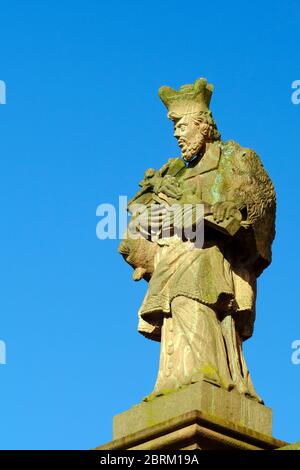 Deutschland, Hessen,Seligenstadt,Nepomuk-Statue an der Hans-Memling-Schule Stockfoto